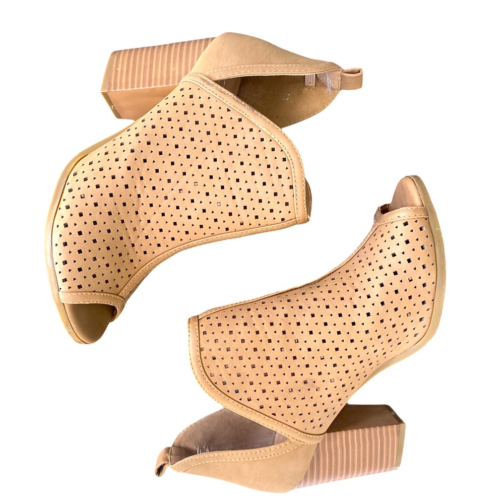 TOP Moda Beige Sandal Bootie Heel
**NWOT // (NEVER worn)**